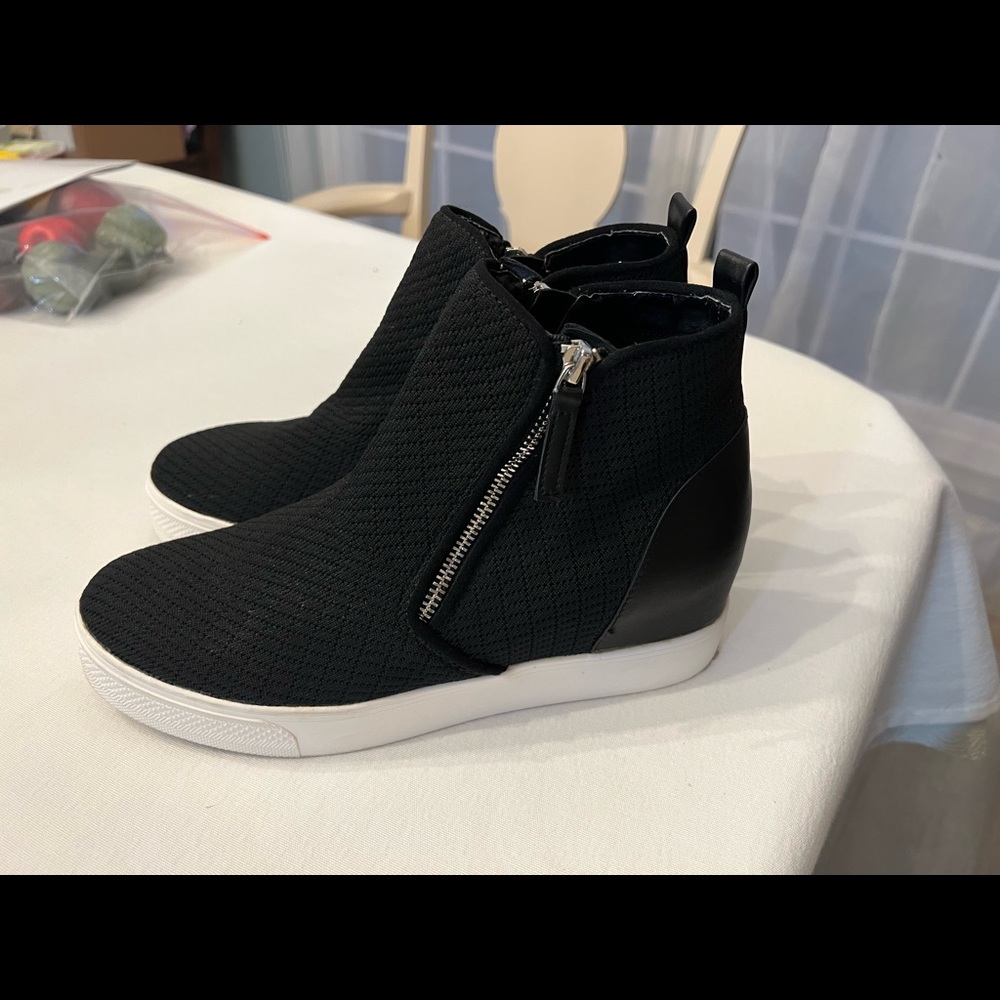 Size 10. Light wear. Great condition, just light wear on bottom.